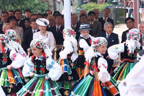 (4)Emperor meets Polish Premier Miller